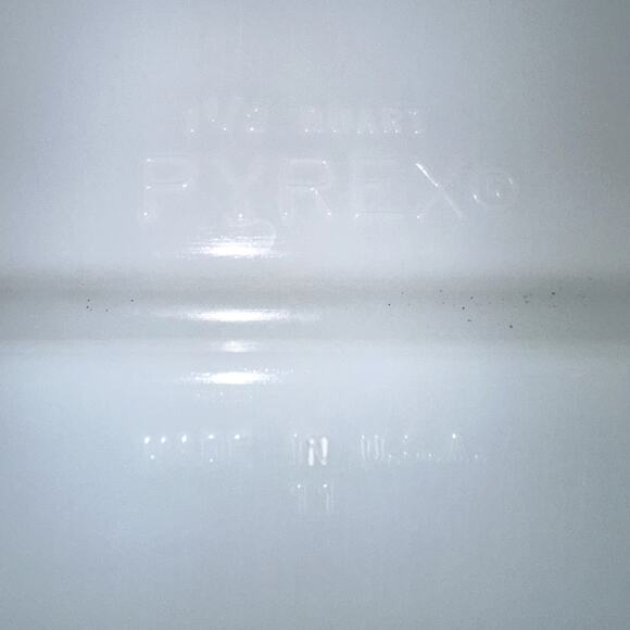 Vintage Pyrex Early American 1 1/2 Quart Brown & Gold Divided Casserole No Lid - Picture 9 of 13